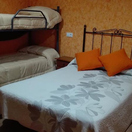 Hostal La Aldaba Hotell Montearagon Exteriör bild