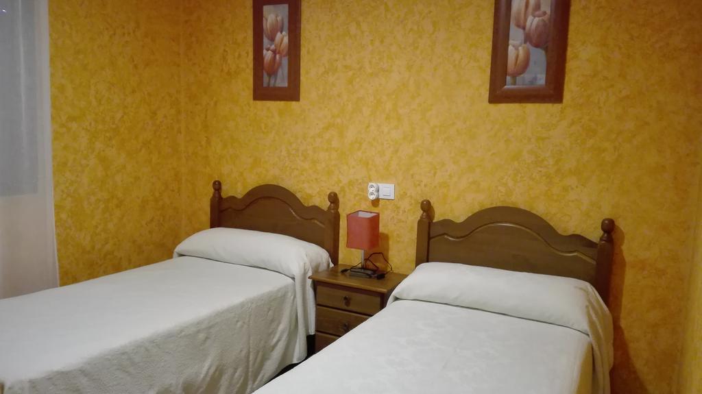 Hostal La Aldaba Hotell Montearagon Exteriör bild