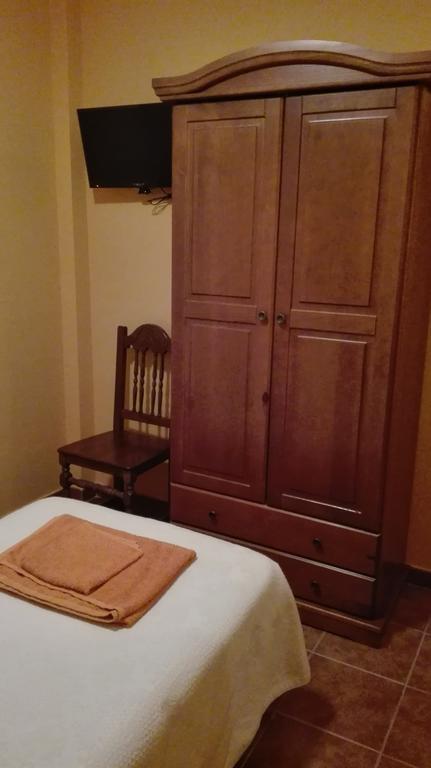 Hostal La Aldaba Hotell Montearagon Exteriör bild