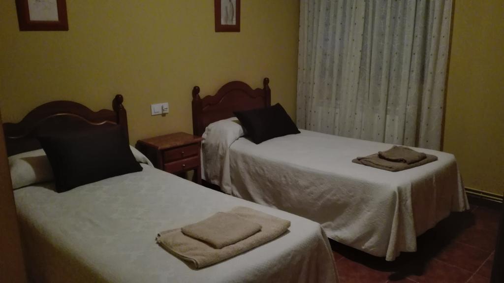 Hostal La Aldaba Hotell Montearagon Exteriör bild